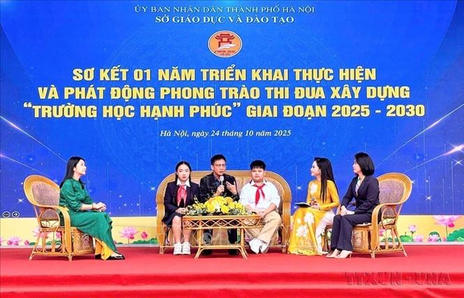 Giao lưu về nội dung xây dựng trường học hạnh phúc tại Hội nghị sơ kết 1 năm triển khai thực hiện và phát động tiếp tục triển khai phong trào thi đua xây dựng “Trường học hạnh phúc” giai đoạn 2025-2030 do Sở Giáo dục và Đào tạo Hà Nội tổ chức (24/10/2025). Ảnh: Nguyễn Cúc-TTXVN