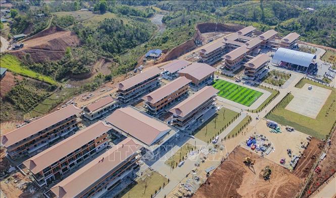 Toàn cảnh Trường Phổ thông nội trú liên cấp Tiểu học và Trung học cơ sở Si Pa Phìn nhìn từ trên cao, nổi bật giữa núi rừng biên giới cực Tây của Tổ quốc. Ảnh: Xuân Tư - TTXVN