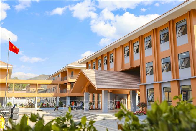 Trường Phổ thông nội trú liên cấp Tiểu học và Trung học cơ sở Si Pa Phìn được đầu tư xây dựng khang trang, hiện đại. Ảnh: Xuân Tư - TTXVN