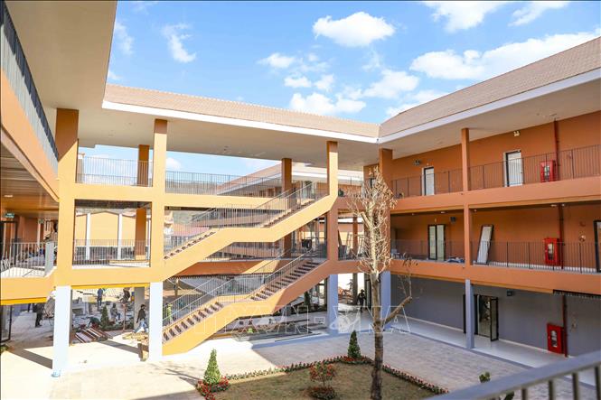 Hệ thống hành lang, cầu thang trong khu lớp học được hoàn thiện, bảo đảm an toàn cho học sinh trong quá trình sử dụng. Ảnh: Xuân Tư - TTXVN