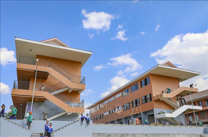 Những dãy nhà mới dần hoàn thiện, tạo diện mạo khang trang cho điểm trường nội trú liên cấp nơi biên giới cực Tây. Ảnh: Xuân Tư - TTXVN