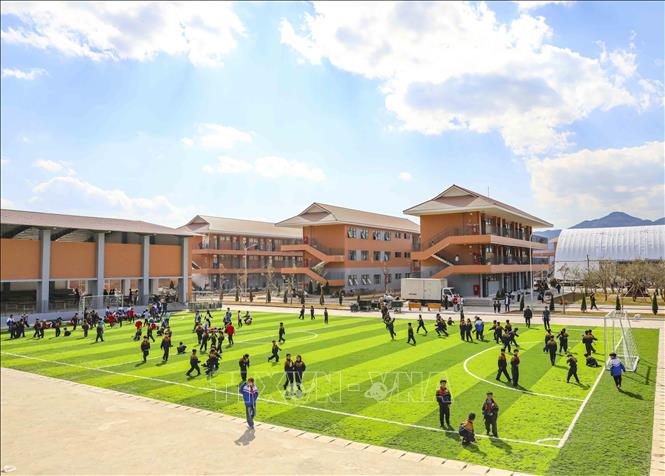 Hệ thống sân chơi, bãi tập và các công trình phụ trợ được hoàn thiện, đáp ứng nhu cầu học tập, rèn luyện thể chất cho học sinh. Ảnh: Xuân Tư - TTXVN