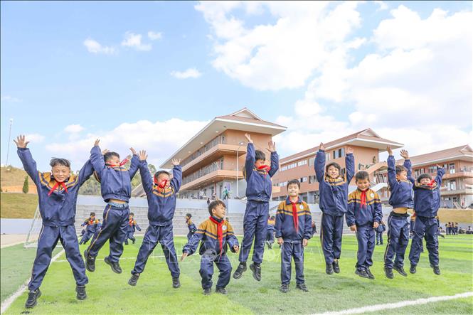 Niềm vui của các em học sinh Trường Phổ thông nội trú liên cấp Tiểu học và Trung học cơ sở Si Pa Phìn trước ngày khánh thành trường. Ảnh: Xuân Tư - TTXVN