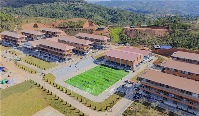Những dãy lớp học khang trang, hiện đại của Trường Phổ thông nội trú liên cấp Tiểu học và Trung học cơ sở Si Pa Phìn. Ảnh: Xuân Tư - TTXVN