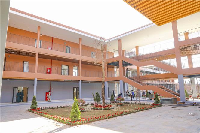 Các khối nhà lớp học được bố trí khoa học, bảo đảm ánh sáng tự nhiên và không gian học tập thuận lợi cho học sinh. Ảnh: Xuân Tư - TTXVN