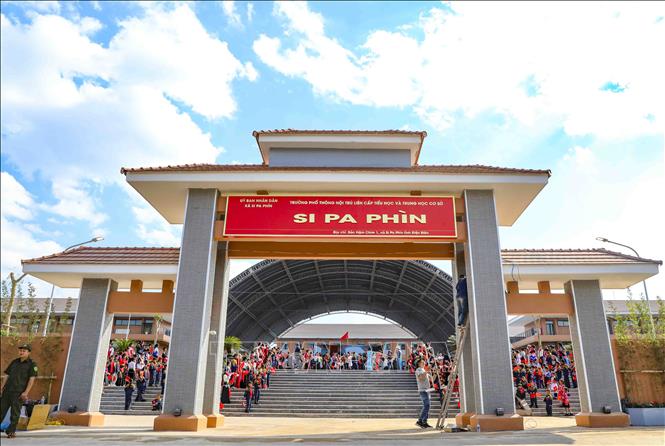 Cổng trường được thiết kế xây dựng khang trang. Ảnh: Xuân Tư - TTXVN