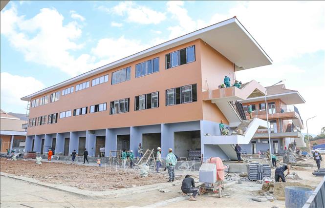 Trên công trường, hàng trăm cán bộ, kỹ sư và công nhân tổ chức thi công liên tục nhiều ca, nhiều kíp, không kể ngày đêm. Ảnh: Xuân Tư - TTXVN