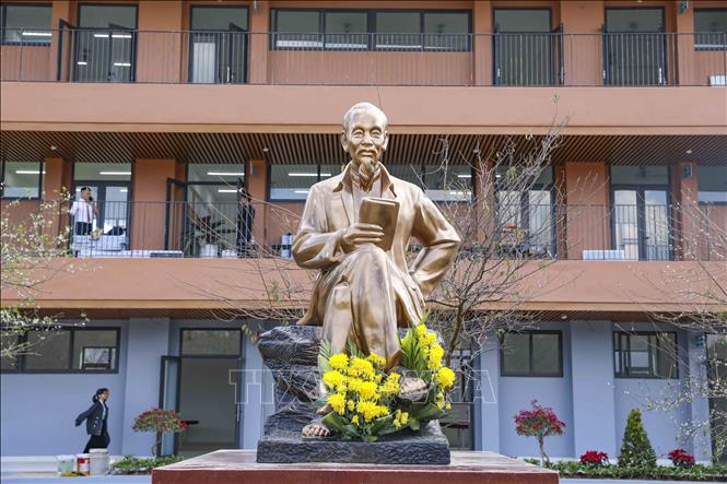 Tượng Bác Hồ tại khuôn viên Trường Phổ thông nội trú liên cấp Tiểu học và Trung học cơ sở Si Pa Phìn. Ảnh: Xuân Tư - TTXVN