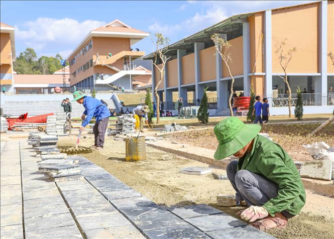 Những hạng mục cuối cùng được khẩn trương hoàn thiện để kịp ngày khánh thành công trình giáo dục trọng điểm nơi biên giới. Ảnh: Xuân Tư - TTXVN