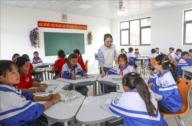 Giáo viên Trường Tiểu học Si Pa Phìn tham quan công trình, mong chờ ngày được giảng dạy trong ngôi trường mới khang trang. Ảnh: Xuân Tư - TTXVN