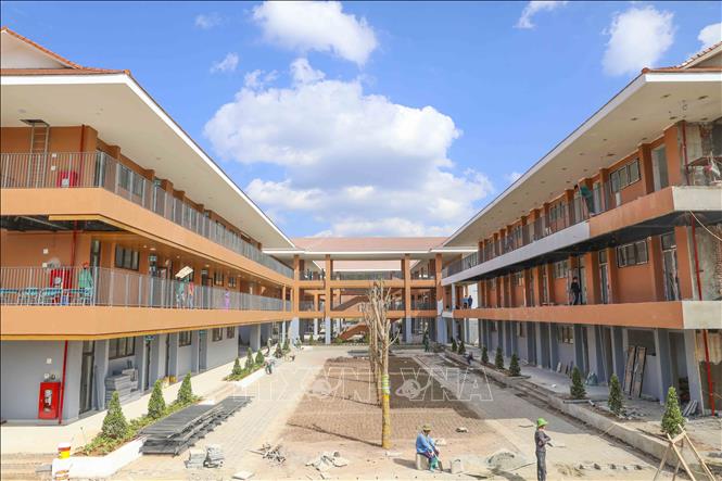 Khuôn viên trường rộng rãi, thoáng đãng, từng bước hình thành môi trường giáo dục hiện đại giữa vùng núi cao Điện Biên. Ảnh: Xuân Tư - TTXVN