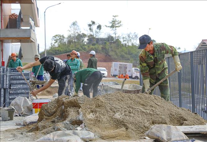 Hàng trăm công nhân gấp rút hoàn thiện những công đoạn cuối cùng. Ảnh: Xuân Tư - TTXVN
