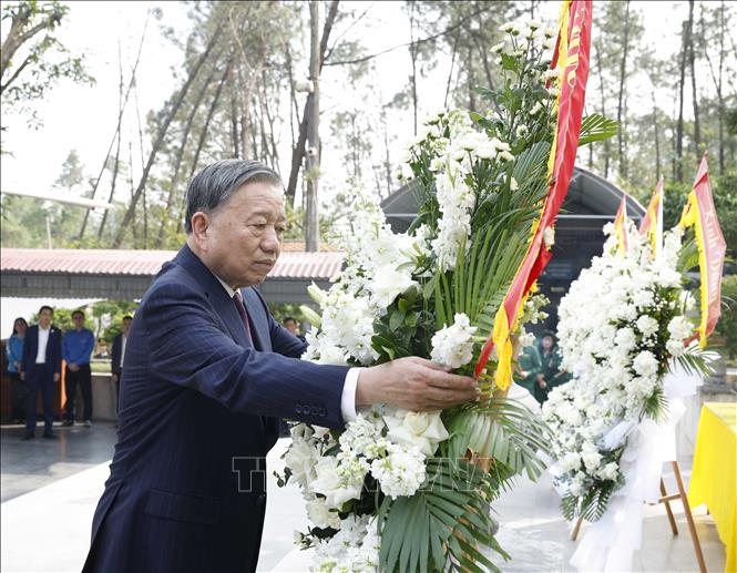 Tổng Bí thư Tô Lâm và đoàn công tác Trung ương dâng hoa, dâng hương tưởng niệm tại Khu di tích lịch sử cấp quốc gia đặc biệt Ngã ba Đồng Lộc. Ảnh: Thống Nhất-TTXVN