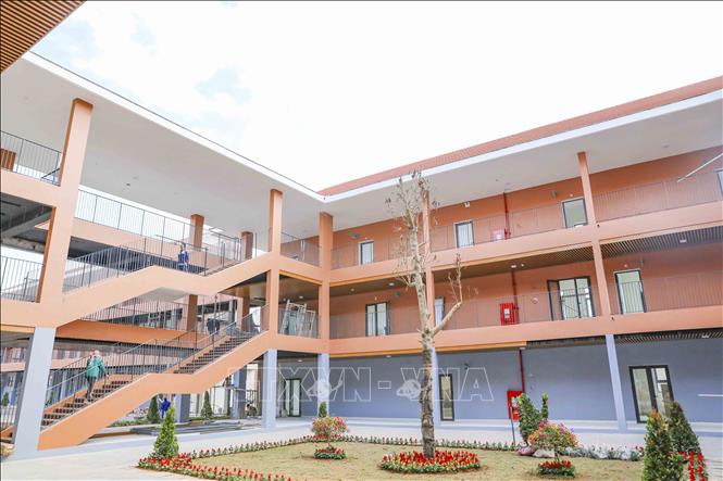 Dãy phòng học cao tầng của Trường Phổ thông nội trú liên cấp Tiểu học và Trung học cơ sở Si Pa Phìn được xây dựng khang trang, đồng bộ giữa vùng núi cao biên giới. Ảnh: Xuân Tư - TTXVN