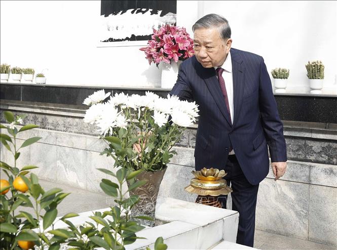 Tổng Bí thư Tô Lâm thắp hương, dâng hoa tại mộ 10 nữ Anh hùng liệt sĩ TNXP tại Khu di tích Ngã ba Đồng Lộc. Ảnh: Thống Nhất-TTXVN