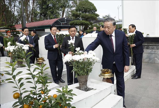 Tổng Bí thư Tô Lâm và đoàn công tác Trung ương dâng hoa, dâng hương tưởng niệm tại Khu di tích lịch sử cấp quốc gia đặc biệt Ngã ba Đồng Lộc. Ảnh: Thống Nhất-TTXVN