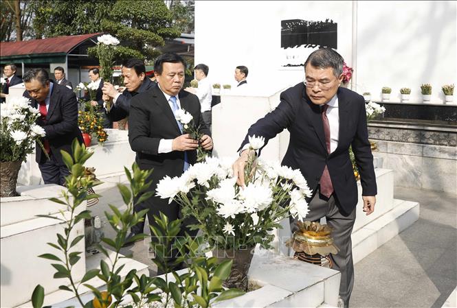 Các đồng chí lãnh đạo Trung ương dâng hoa, dâng hương tưởng niệm tại Khu di tích lịch sử cấp quốc gia đặc biệt Ngã ba Đồng Lộc. Ảnh: Thống Nhất-TTXVN