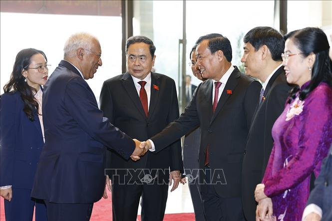 Chủ tịch Quốc hội Trần Thanh Mẫn và đoàn đại biểu Việt Nam đón Chủ tịch Hội đồng châu Âu António Costa. Ảnh: Doãn Tấn - TTXVN