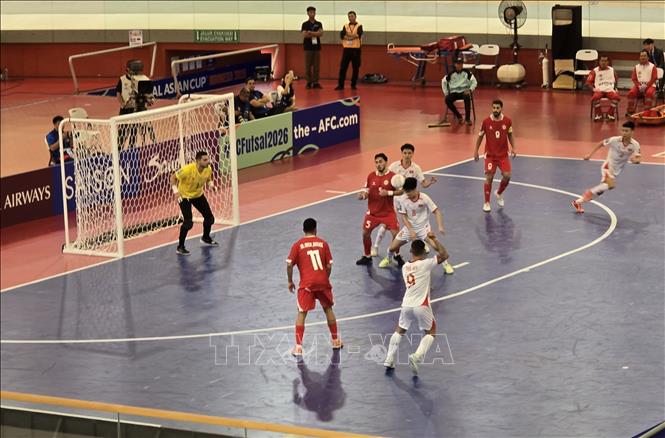 Pha đánh đầu cận thành của đội tuyển Futsal Việt Nam trong trận gặp Liban. Ảnh: Lê Minh Hưởng - Pv TTXVN tại Indonesia