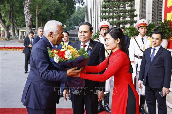 Chủ tịch Quốc hội Trần Thanh Mẫn đón Chủ tịch Hội đồng châu Âu António Costa. Ảnh: Doãn Tấn - TTXVN