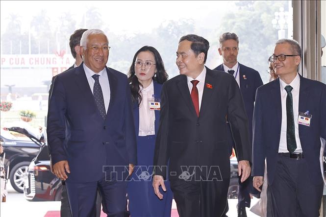Chủ tịch Quốc hội Trần Thanh Mẫn đón Chủ tịch Hội đồng châu Âu António Costa. Ảnh: Doãn Tấn - TTXVN