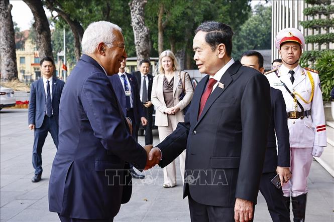 Chủ tịch Quốc hội Trần Thanh Mẫn đón Chủ tịch Hội đồng châu Âu António Costa. Ảnh: Doãn Tấn - TTXVN