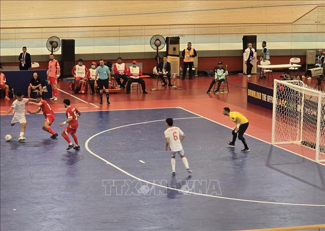 Các cầu thủ đội tuyển futsal Việt Nam tổ chức tấn công trong trận gặp Liban. Ảnh: Lê Minh Hưởng - Pv TTXVN tại Indonesia