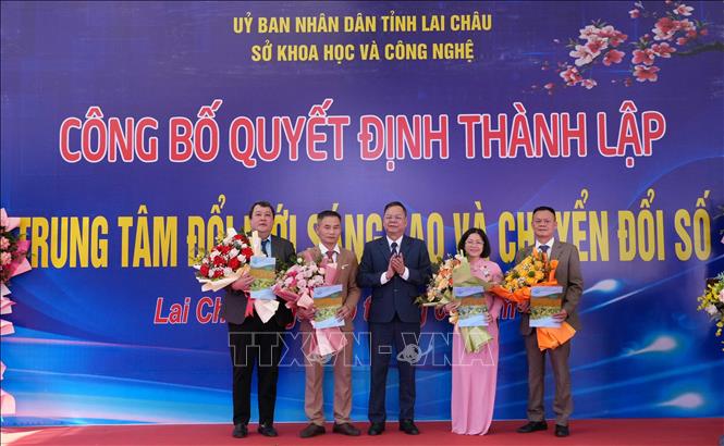 Ông Dương Đình Đức, Giám đốc Sở Khoa học và Công nghệ tỉnh Lai Châu trao Quyết định bổ nhiệm lãnh đạo Trung tâm Đổi mới sáng tạo và Chuyển đổi số. Ảnh: Nguyễn Oanh - TTXVN