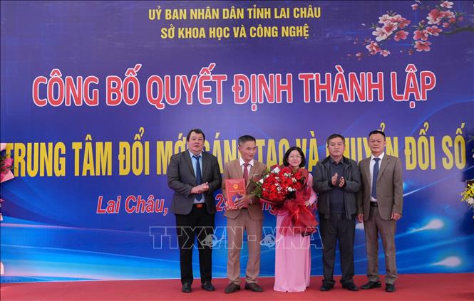 Trao quyết định thành lập Trung tâm Đổi mới sáng tạo và Chuyển đổi số. Ảnh: Nguyễn Oanh - TTXVN