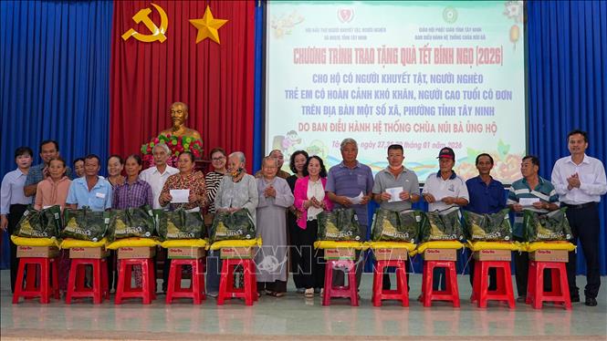 Lãnh đạo tỉnh Tây Ninh, Hội Bảo trợ người khuyết tật, người nghèo và bảo vệ quyền trẻ em tỉnh Tây Ninh cùng đại diện Ban Điều hành hệ thống chùa Núi Bà Tây Ninh trao quà Tết cho người dân có hoàn cảnh khó khăn tại xã Long Thuận. Ảnh: Minh Phú – TTXVN 