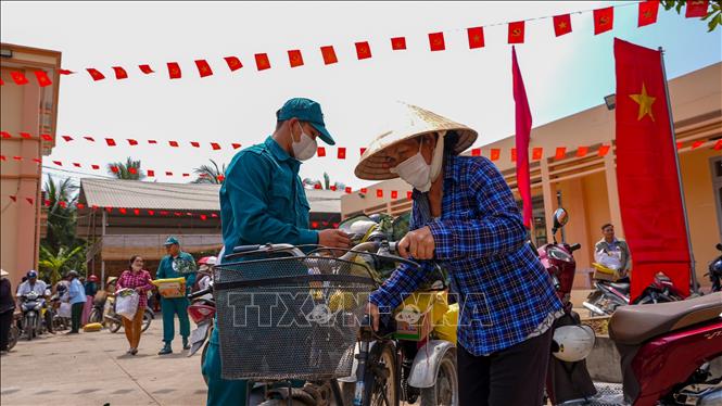 Hoạt động trao quà góp phần giúp đồng bào vùng biên giới Tây Nam đón Tết cổ truyền trong không khí ấm áp, nghĩa tình. Ảnh: Minh Phú – TTXVN