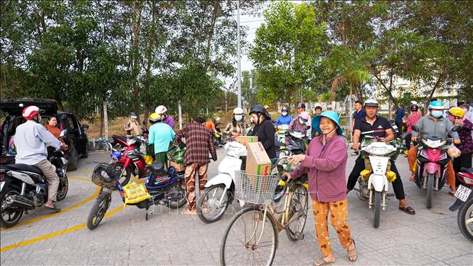 Đông đảo người dân xã Long Thuận, tỉnh Tây Ninh đến nhận quà Tết trong chương trình chăm lo an sinh xã hội dịp Xuân Bính Ngọ 2026. Ảnh: Minh Phú – TTXVN