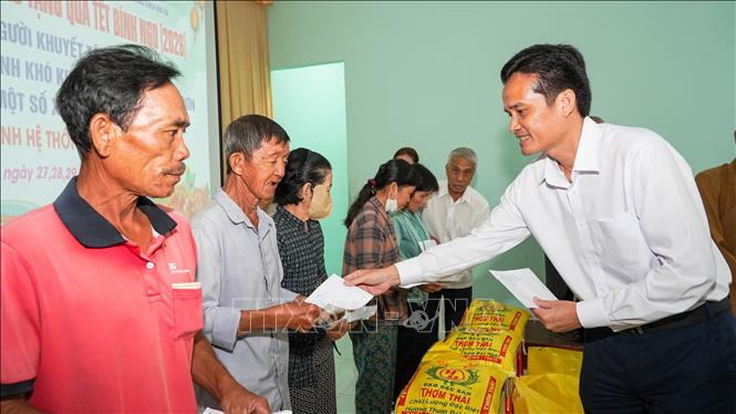 Ông Việt Cường, Phó trưởng Ban Văn Hóa – Xã hội HĐND tỉnh Tây Ninh trao quà và thăm hỏi người nghèo, người khuyết tật trong những ngày cận Tết. Ảnh: Minh Phú – TTXVN