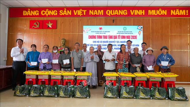 Lãnh đạo tỉnh Tây Ninh, Hội Bảo trợ người khuyết tật, người nghèo và bảo vệ quyền trẻ em tỉnh Tây Ninh cùng đại diện Ban Điều hành hệ thống chùa Núi Bà Tây Ninh trao quà Tết cho người dân có hoàn cảnh khó khăn tại xã Mỹ Quý, tỉnh Tây Ninh. Ảnh: Minh Phú – TTXVN 