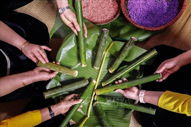 Ngày tết không thể thiếu những gióng cơm lam. Ảnh: Trọng Đạt-TTXVN