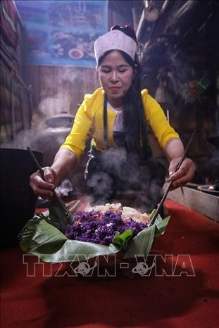 Xôi ngũ sắc được phụ nữ Mường đồ rất khéo léo và đẹp mắt. Ảnh: Trọng Đạt-TTXVN