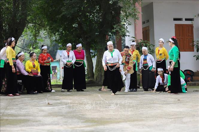 Đi chơi ngày Tết, người ta mặc những bộ quần áo đẹp nhất. Phụ nữ Mường mặc váy đen, áo trắng ngắn, cạp váy to dệt hoa văn trang nhã, đầu quấn khăn màu trắng, áo trắng phủ ra ngoài che một phần cạp váy, lấp ló chiếc yếm dệt hoa văn bên trong. Ảnh: Trọng Đạt-TTXVN