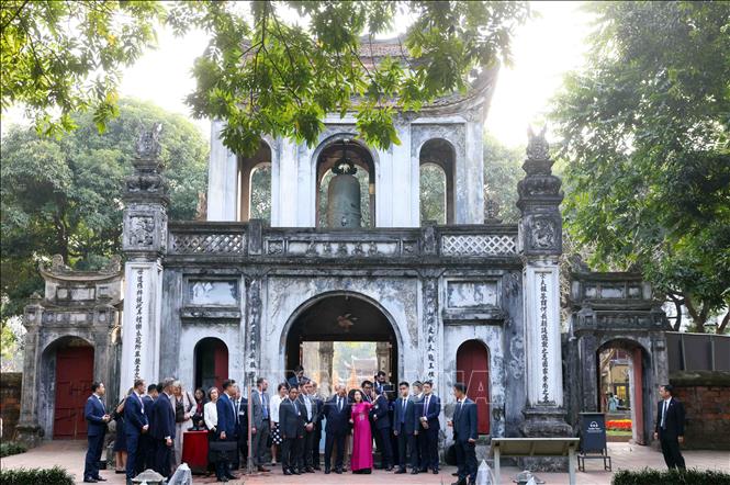 Chủ tịch Hội đồng châu Âu António Costa đến tham quan Khu di tích quốc gia đặc biệt Văn Miếu - Quốc Tử Giám. Ảnh: Phạm Kiên - TTXVN