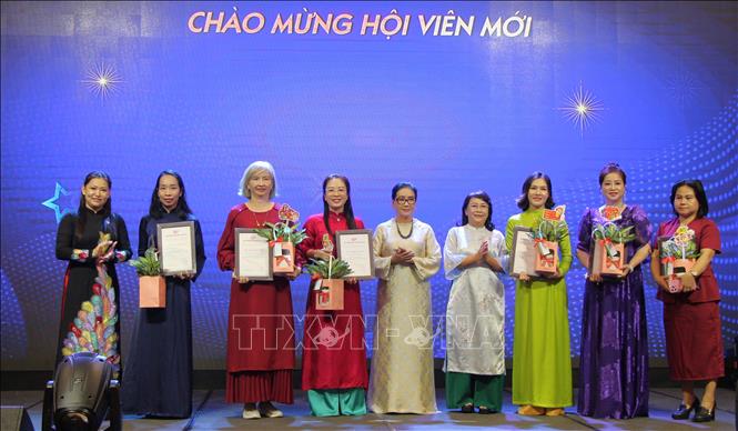 Hội Nữ doanh nhân kết nạp hội viên mới. Ảnh: Nguyễn Hằng - TTXVN