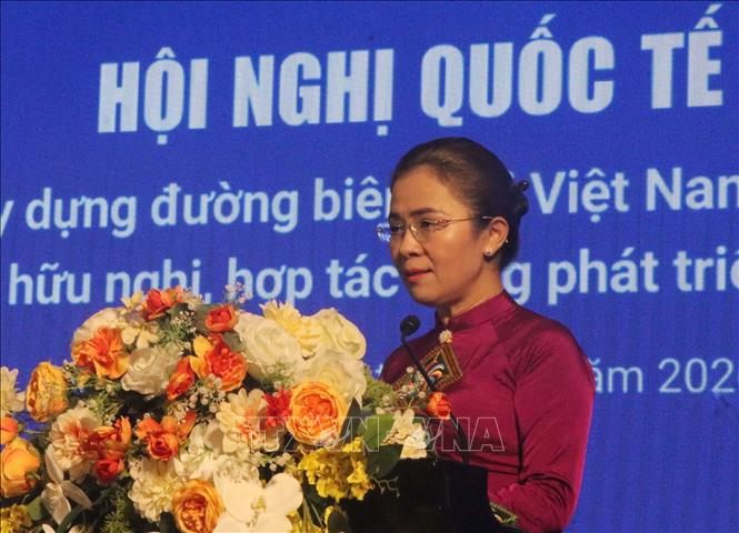 Bà Võ Thị Minh Sinh Phó Bí thư Tỉnh ủy, Chủ tịch Ủy ban Mặt trận Tổ quốc Việt Nam tỉnh Nghệ An phát biểu tại hội nghị. Ảnh: Trịnh Duy Hưng - TTXVN
