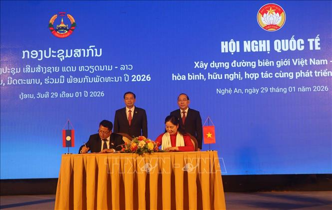 Đại diện lãnh đạo Mặt trận tổ quốc các tỉnh có chung đường biên giới Việt - Lào ký kết biên bản giao ước thi đua năm 2026. Ảnh: Trịnh Duy Hưng - TTXVN
