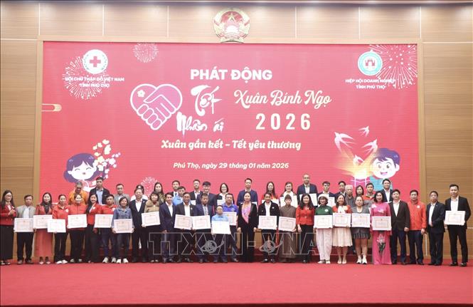 Ban tổ chức trao tặng bằng khen cho các tập thể, cá nhân, các nhà hảo tâm đã đóng góp, ủng hộ cho phong trào nhân đạo trên địa bàn tỉnh. Ảnh: Nguyễn Thảo - TTXVN