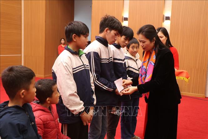 Trao tặng suất học bổng cho học sinh khuyết tật, học sinh có hoàn cảnh khó khăn. Ảnh: Nguyễn Thảo - TTXVN