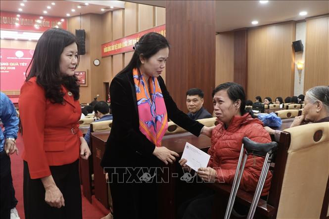Bà Bùi Thị Minh, Phó Bí thư Tỉnh ủy, Chủ tịch Uỷ ban Mặt trận Tổ quốc Việt Nam tỉnh Phú Thọ trao quà hỗ trợ cho người có hoàn cảnh khó khăn. Ảnh: Nguyễn Thảo - TTXVN