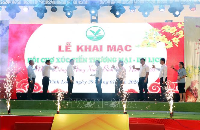 Lãnh đạo tỉnh Vĩnh Long thực hiện nghi thức khai mạc hội chợ. Ảnh: Phạm Minh Tuấn-TTXVN.