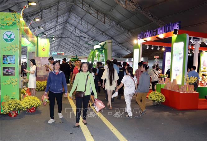 Đông đảo người dân tham quan, mua sắm tại hội chợ. Ảnh: Phạm Minh Tuấn-TTXVN.