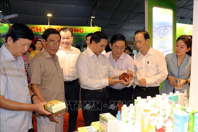 Đại biểu tham qua khu vực giới thiệu các sản phẩm tiêu biểu của tỉnh Vĩnh Long. Ảnh: Phạm Minh Tuấn-TTXVN.