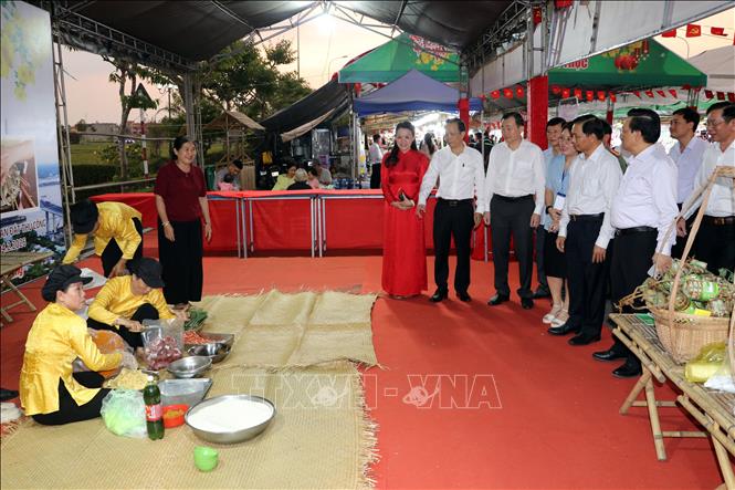 Lãnh đạo tỉnh Vĩnh Long tham quan không gian trải nghiệm hoạt động sản xuất của làng nghề địa phương tại hội chợ. Ảnh: Phạm Minh Tuấn-TTXVN.