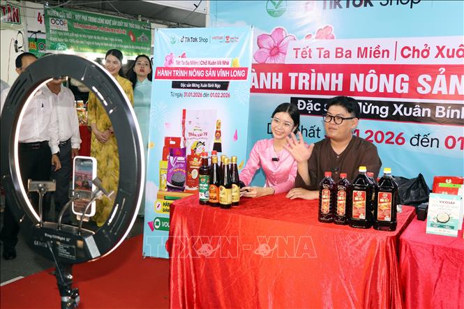 Hội chợ có sự đồng hành của các doanh nghiệp thương mại điện tử, các nhà sáng tạo nội dung triển khai các hoạt động livestream bán hàng. Ảnh: Phạm Minh Tuấn-TTXVN.