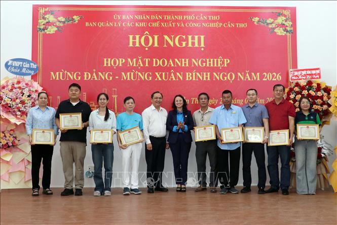 Ban tổ chức khen thưởng các doanh nghiệp tiêu biểu năm 2025. Ảnh: Trung Kiên - TTXVN